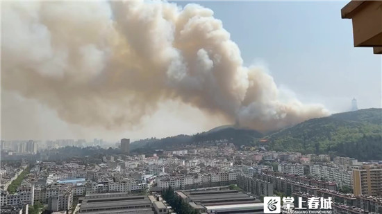 浓烟滚滚曲靖寥廓山突发森林大火