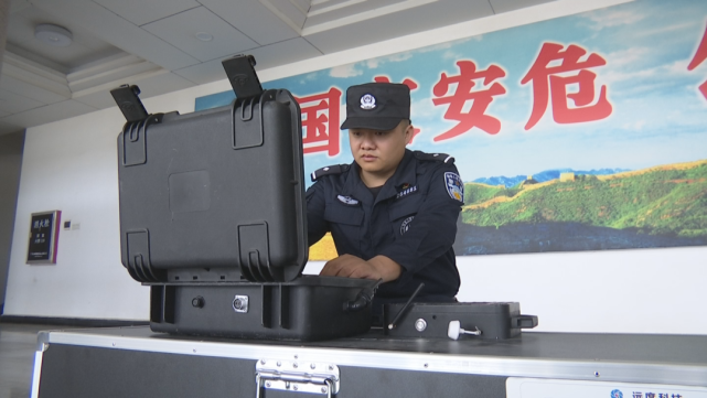 排爆特警用机器人夹鸡蛋蛋不能破