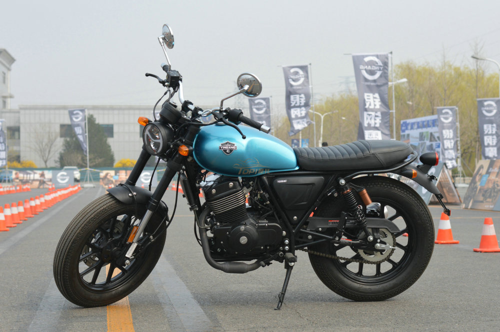 国产复古新生代同步双缸大油箱银钢拿铁250抢先看