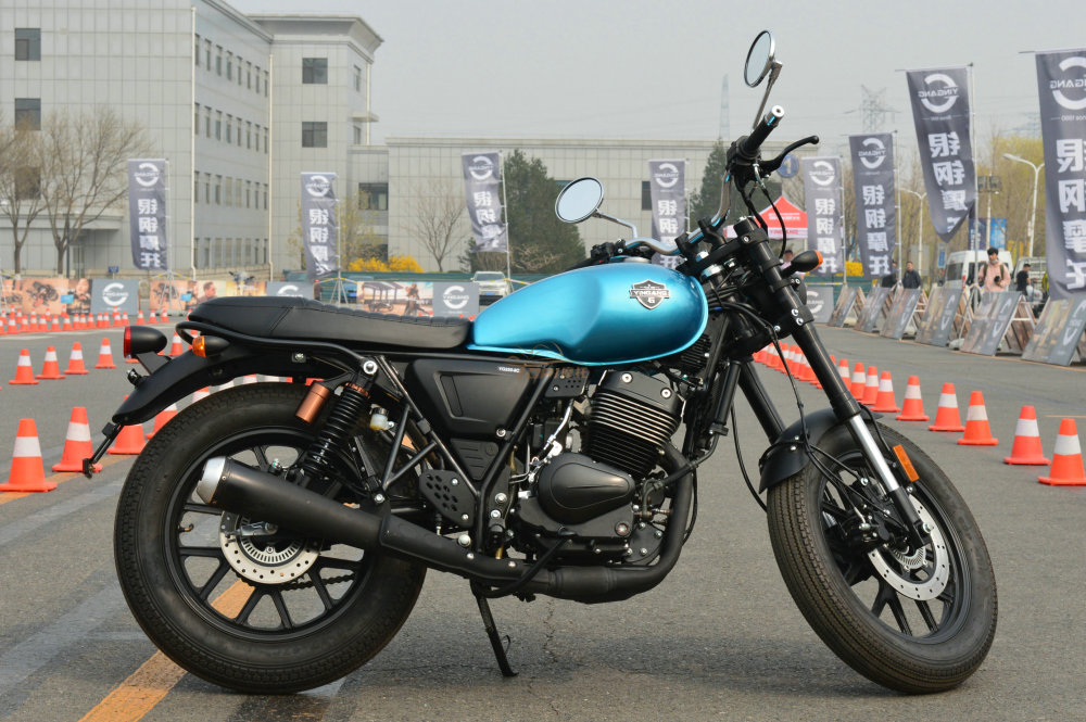 国产复古新生代同步双缸大油箱银钢拿铁250抢先看