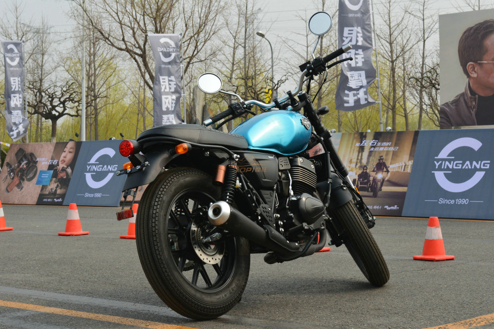 国产复古新生代同步双缸大油箱银钢拿铁250抢先看