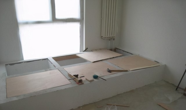 床体跟墙面连成一体,用水泥抹平压光,中间留下凹口,类似箱体床.