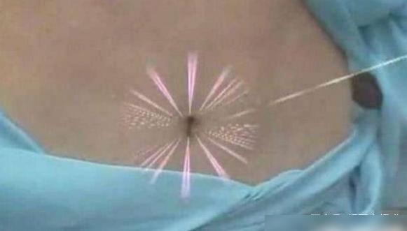 在电视上看到的蜘蛛精肚脐吐丝的情节,其实都是男演员露出来的肚子