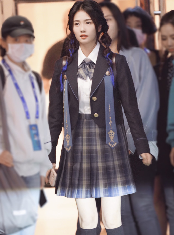 白鹿录制这期《奔跑吧》,她换上了jk制服,还绑起了麻花辫,她这一学院