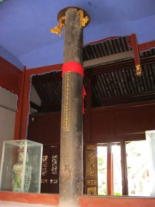 云南小庙供着唐代铁柱不锈不倒香火不断专家印度也有一根