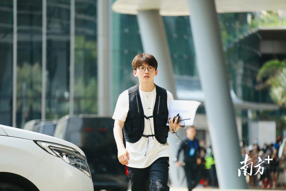 原来这并不是明星,而是《奔跑吧》总导演姚译添!