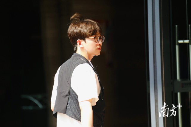 原来这并不是明星,而是《奔跑吧》总导演姚译添!