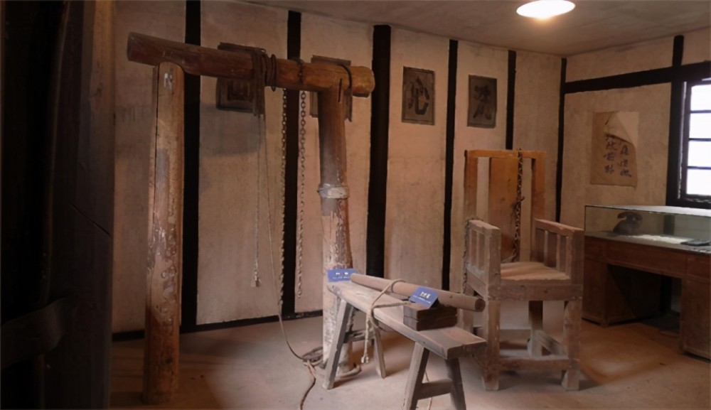 古代的"老虎凳" ,只需3块砖头便让犯人招供,到底有多恐怖?