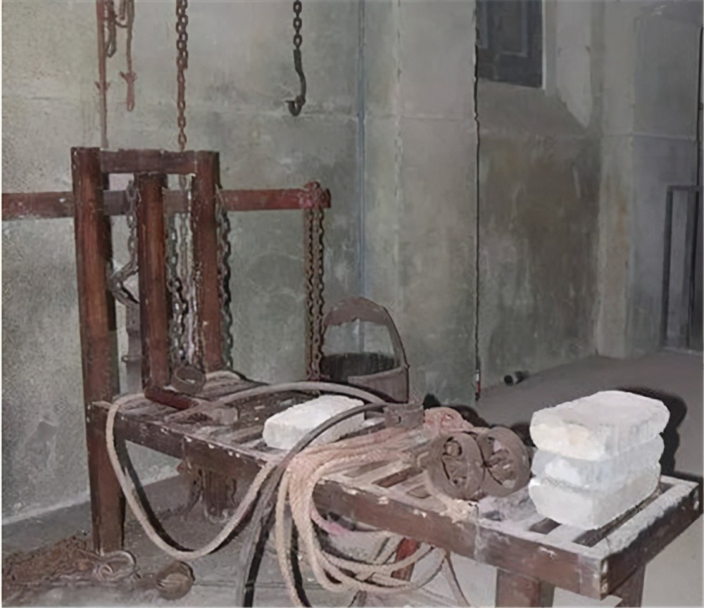 老虎凳带来的痛苦不是一瞬间,而是长久的痛苦,膝盖处会持续不断的传来