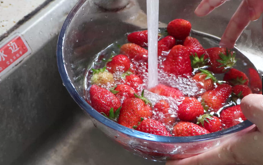 清洗草莓的时候不要只用清水洗教你一招草莓无虫卵口感又好