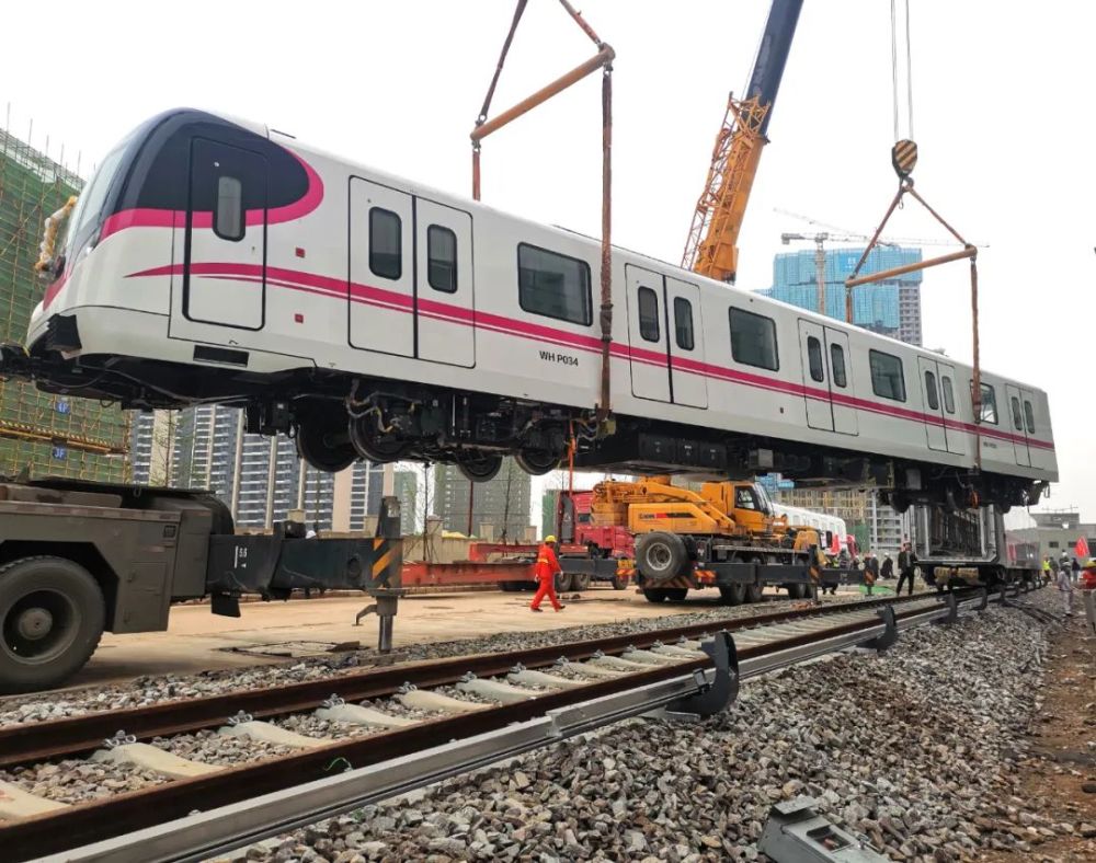 武汉最快地铁列车芙蓉红亮相