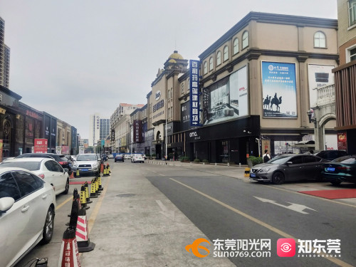 早上10点,记者根据报料人徐女士提供的线索,来到了位于莞城罗沙市场的