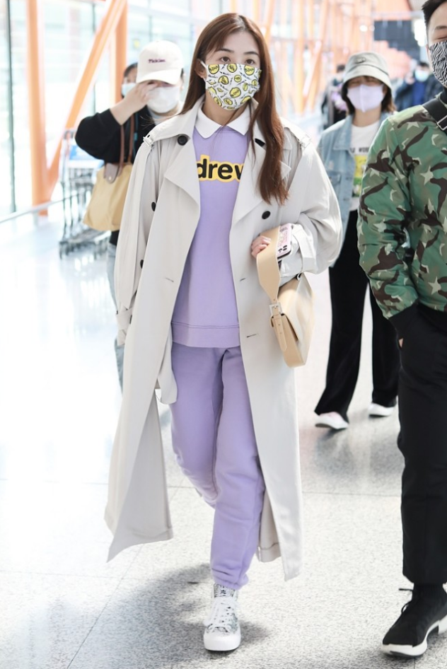 30多岁的张含韵还有酸酸甜甜样子穿风衣配紫内搭依旧有少女感