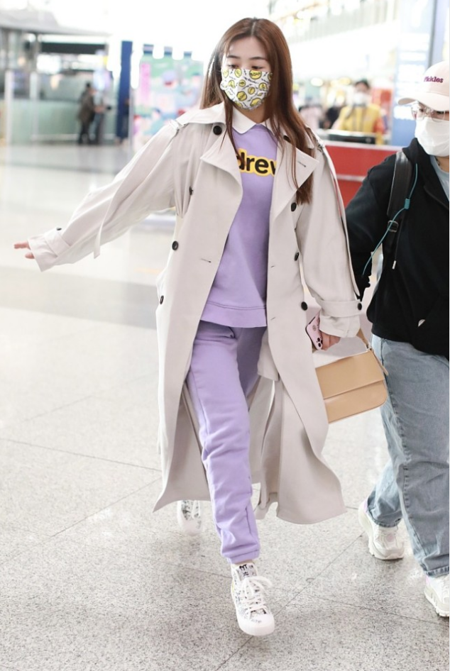 30多岁的张含韵还有酸酸甜甜样子穿风衣配紫内搭依旧有少女感