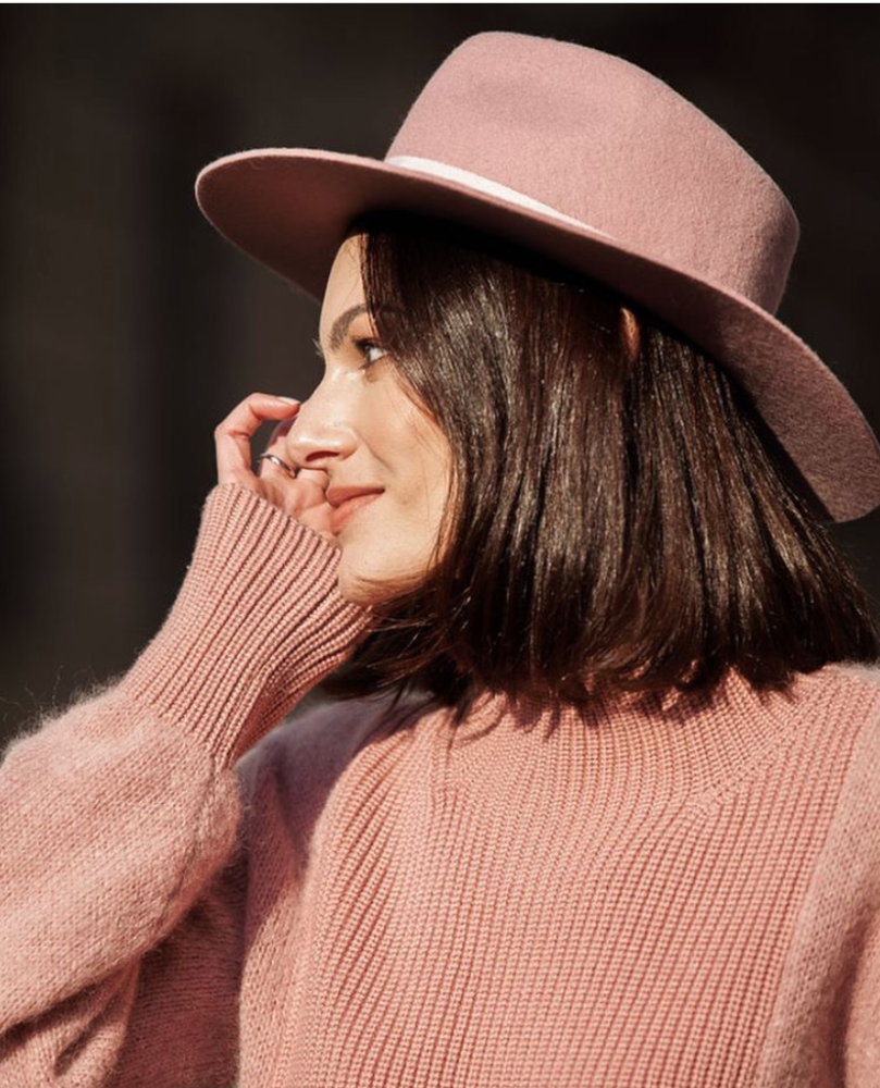 为了更有整体性,可以选择与衣着呼应的礼帽色彩,或是以中性的白色来