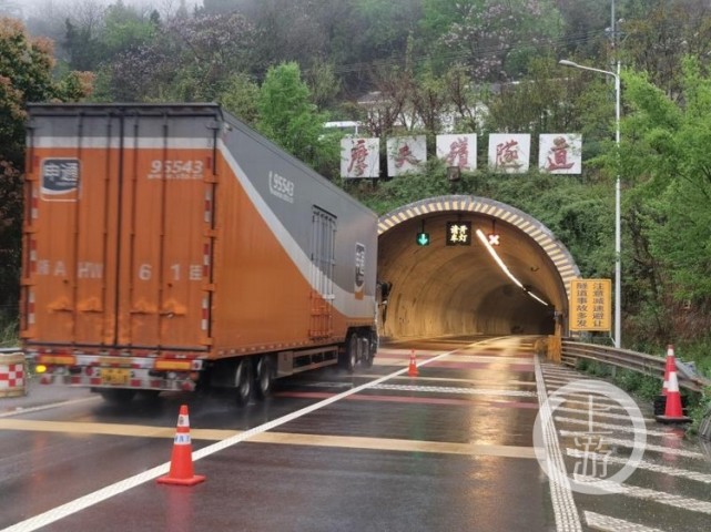 突发强降雨致g42沪蓉高速公路摩天岭隧道涌水行车道封闭