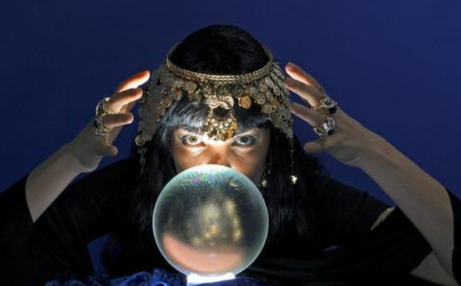 男子被预言自己将死于空难,躲家里闭门不出,却仍被失控飞机砸死_腾讯