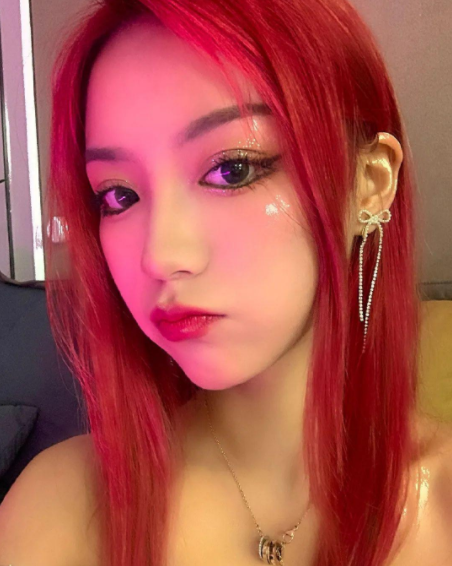 刀小刀穿吊带裙暴露真实身材,五官僵硬似发面馒头,虎