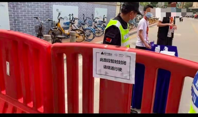 辛巴复出直播派保安封路市民通行受阻