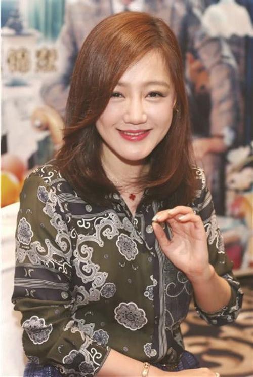 薛佳凝坦言中年没戏拍,42岁就有了沧桑老态,看生图还以为52了!