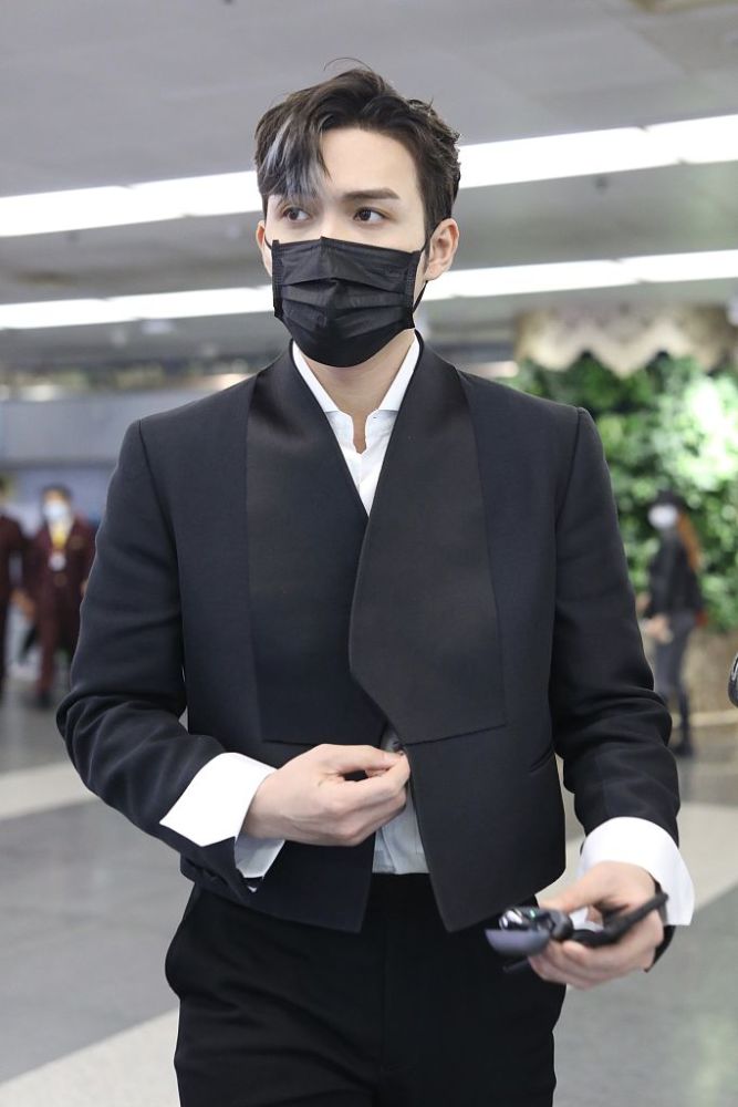 张彬彬一身西装机场演绎霸道总裁顶中分挑染造型帅到逆天