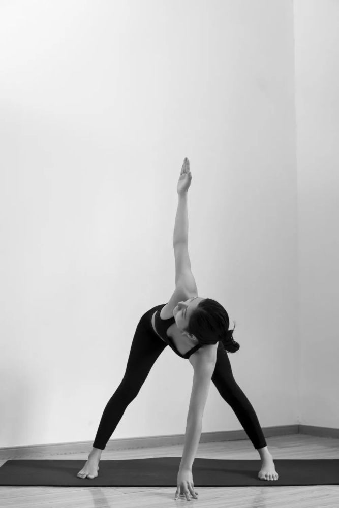 瑜伽视频课程风车式为身体注入活力充分伸展和活动四肢