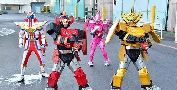 它请了戴拿奥特曼的扮演者唱op,这位扮演者是臭名昭著的日本右翼分子