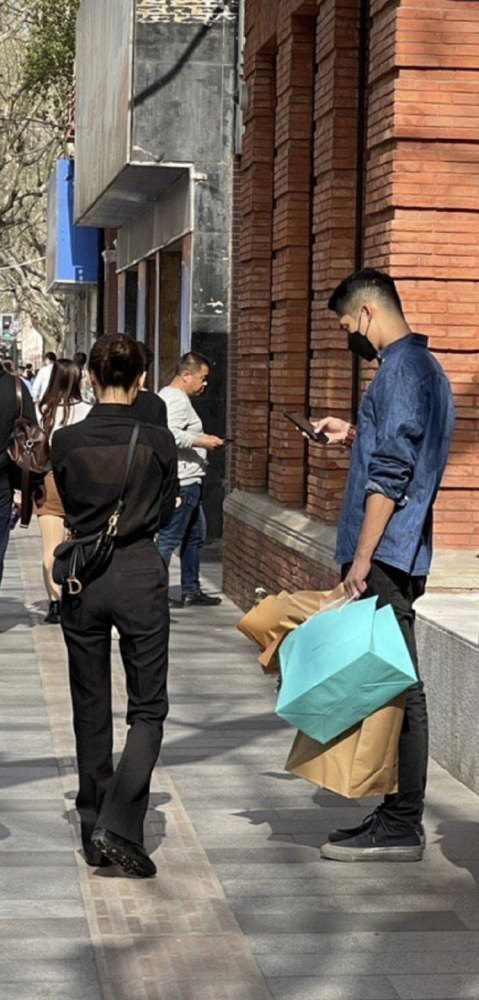 服了王子文,穿衬衣微喇西裤同男友逛街,惊人比例哪像没有160