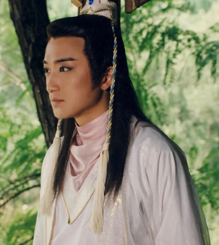 51岁演员邵峰罕露面,两鬓斑白显老态,48岁影后老婆被指年轻性感_腾讯