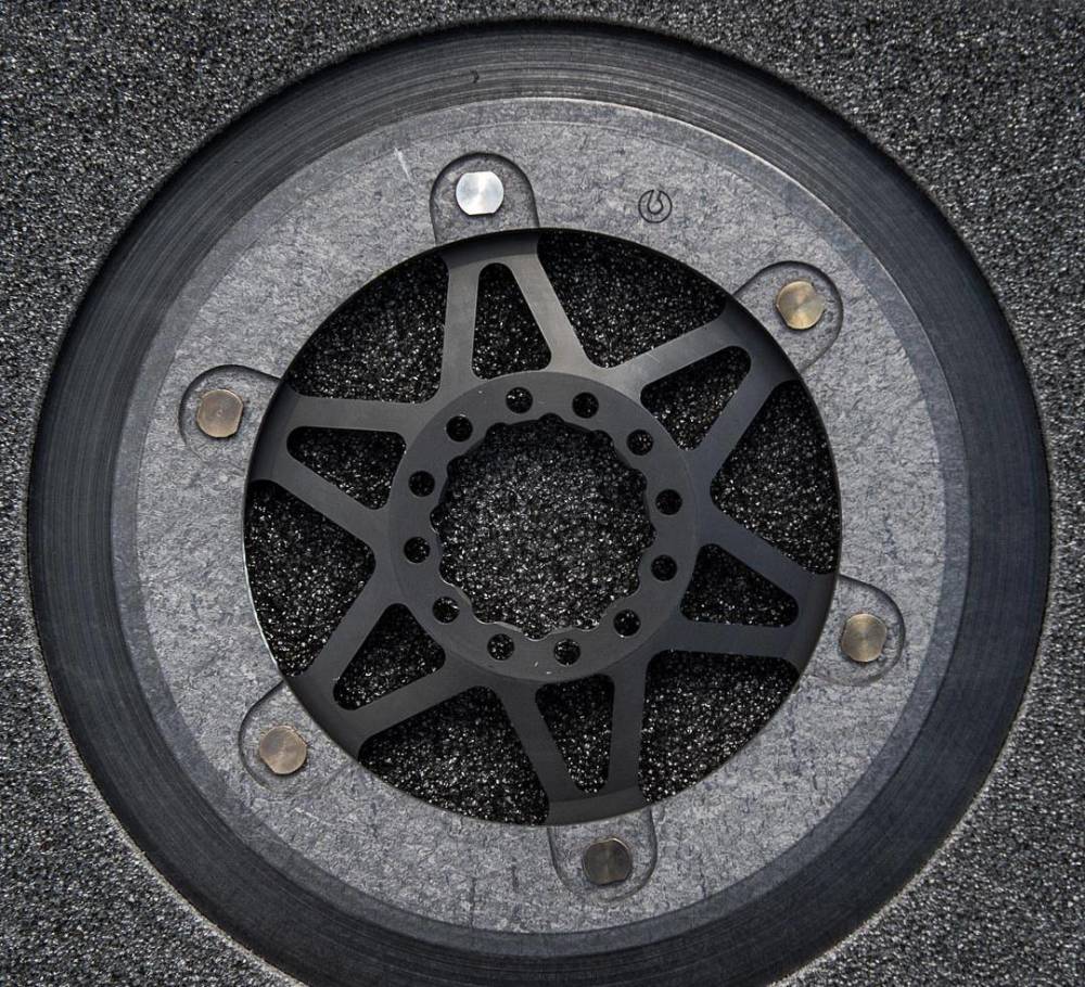 另外在今年赛季中,brembo提供10种碳纤维刹车碟盘,分别有五种几何形状