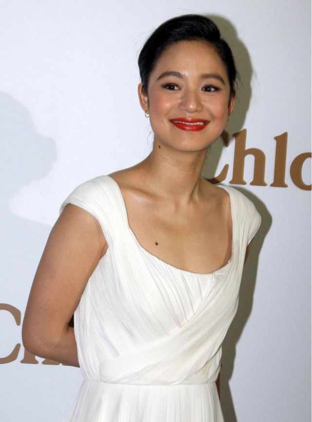 周韵不愧能被导演看上化浓妆稍微收拾一下穿身长裙曲线好吸睛