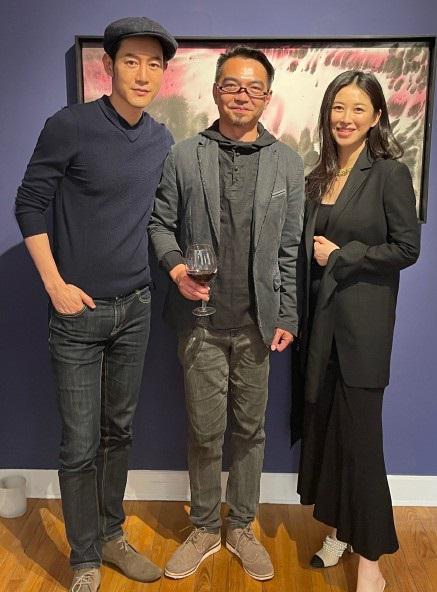 演员朱珠小腹微凸,被怀疑奉子成婚,本人懒理八卦开心与友欢聚_腾讯