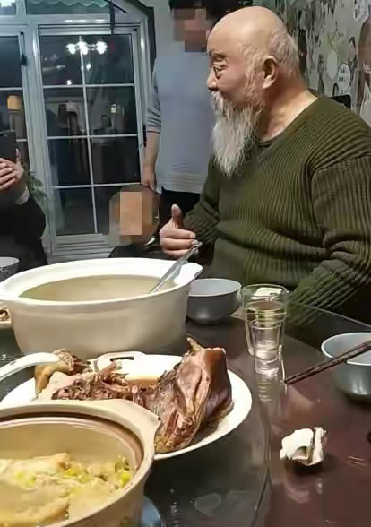 66歲的李琦不顧身體肥胖,高血壓糖尿病,天天大塊吃肉大碗喝酒