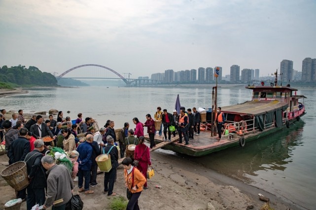 阳街道长江边枣林桥码头处"摆渡"在运行,渡船逆流而上依次停靠大渡口