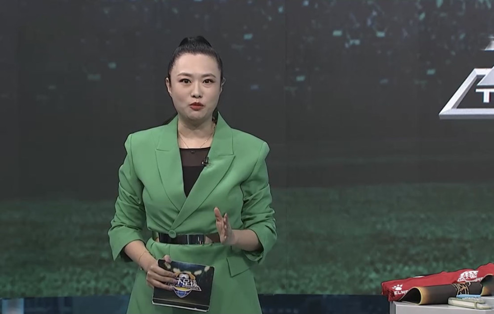 央视主持王曦梁减肥成功上班,穿旧西装玩少女失踪腰细腿长,这身材同龄