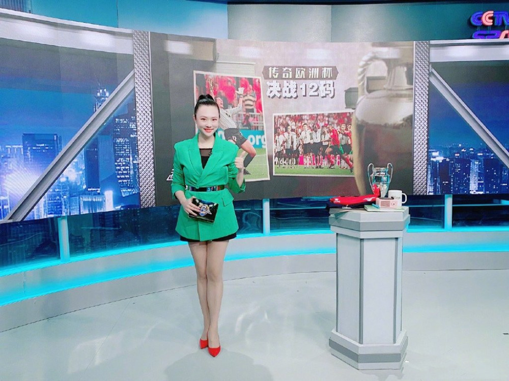 央视主持王曦梁减肥成功上班,穿旧西装玩少女失踪腰细腿长,这身材同龄