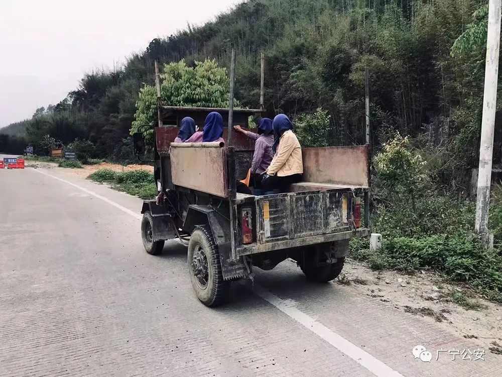 肇慶廣寧交警查獲無牌無證拖拉機載5人