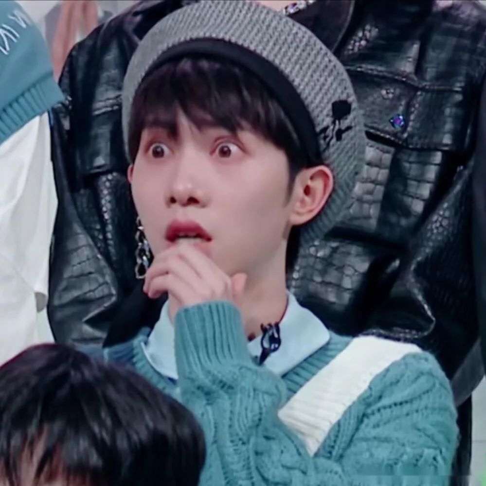 李俊濠上台紧张的抖腿被网友赐名人间缝纫机他的回复才搞笑