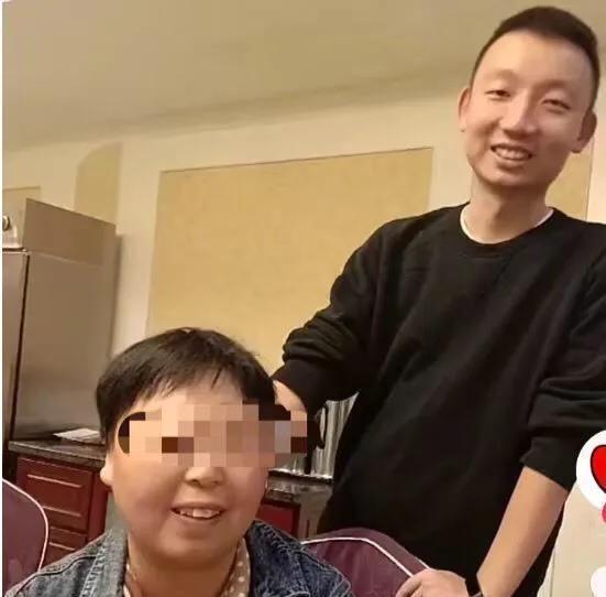 养母许敏说警方已介入真相更近了姚策像活在楚门的世界里