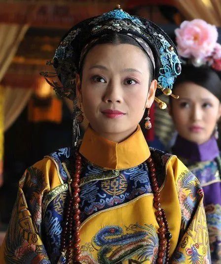 好尴尬!"端妃"欲搂唐国强合影 却被一把推开