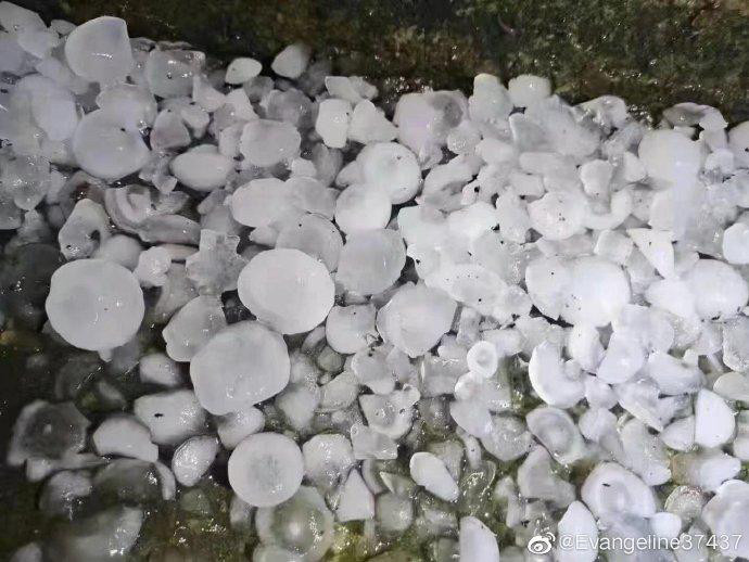 南昌的午夜突然下起了冰雹