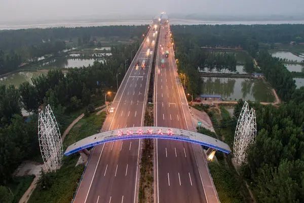 也就是说,京港澳高速刘江黄河特大桥两端的桥名拱钢网架将拆除,即司机