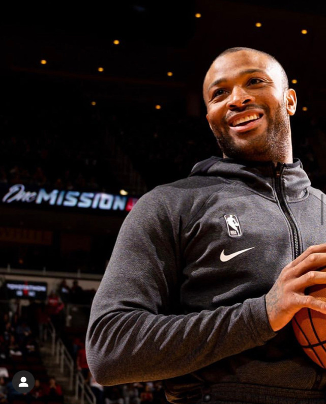 塔克加盟雄鹿后神奇不在,难道说明书还在哈登手里?