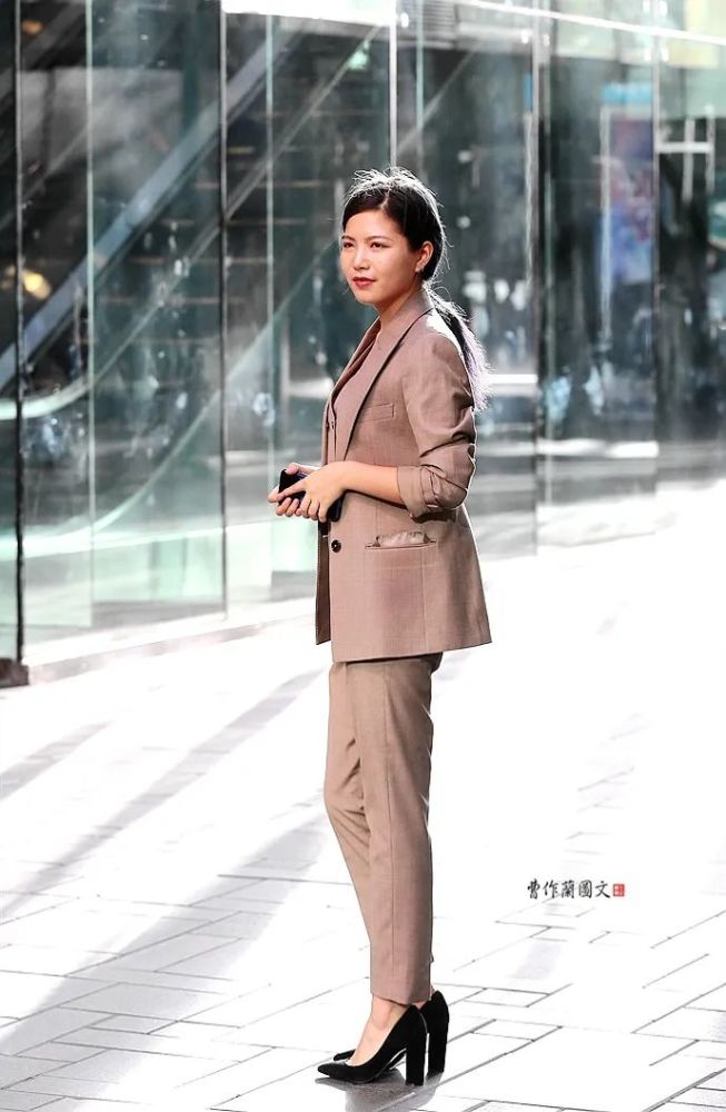 街拍:西装,美女年年穿,年年有不同