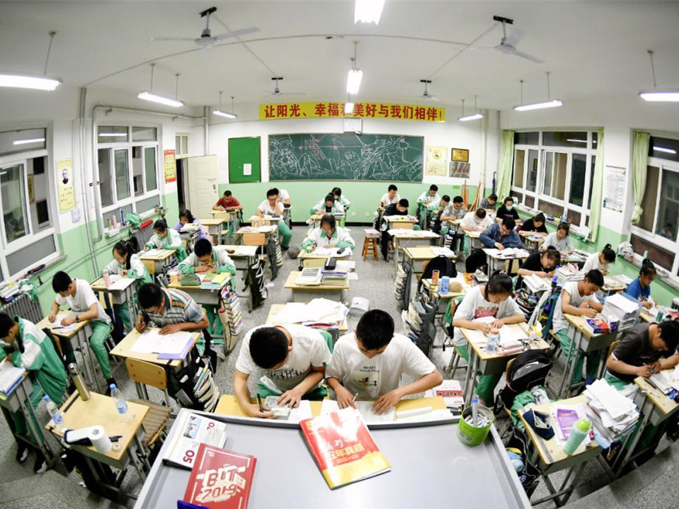 一万块钱保叶圣陶杯定闹钟抢课外班考试名额这届鸡娃家长卷上天了