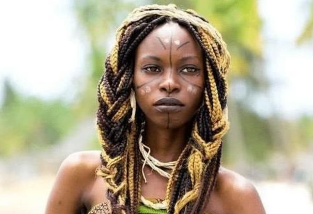 非洲最风流女酋长穿着狮袍掌管58个村庄男人是她私人财产