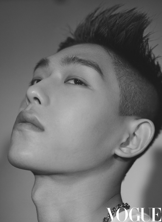 王锵时尚大片复古造型显个性