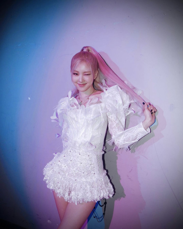 blackpink成员朴彩英带狗打歌成伴舞团宠白天鹅高马尾造型好看