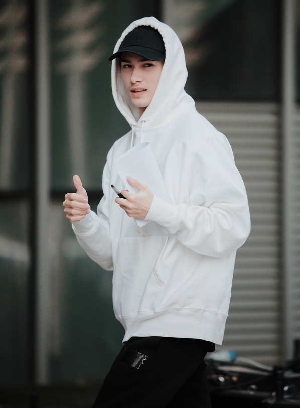 艾回官网不尊重中国,米卡庆怜被牵连,网友要求他们退出《创4》_腾讯