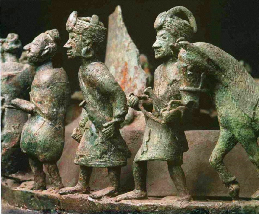 古滇人铜像总而言之,古滇国青铜鼎顶面内容虽十分血腥残暴,但其作为